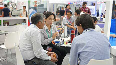 鸿运国际代理商展会洽谈实拍图